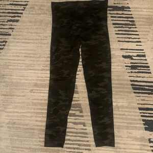 SPANX Seamless Booty Boost Leggings Women’s Camo Green Sz Medium Crop